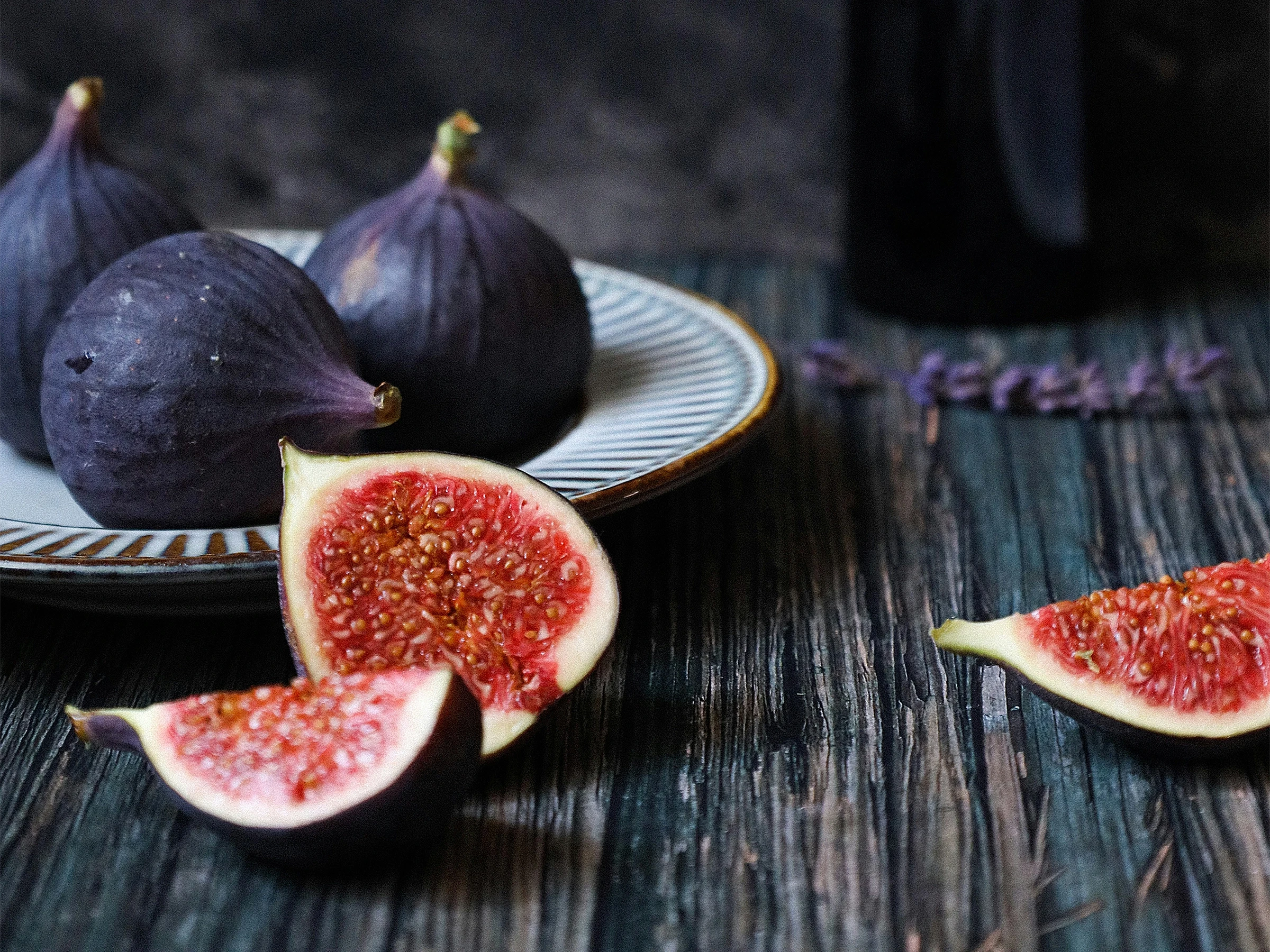 Fikon &auml;r en av frukterna och gr&ouml;nsakerna som inneh&aring;ller mycket fibrer